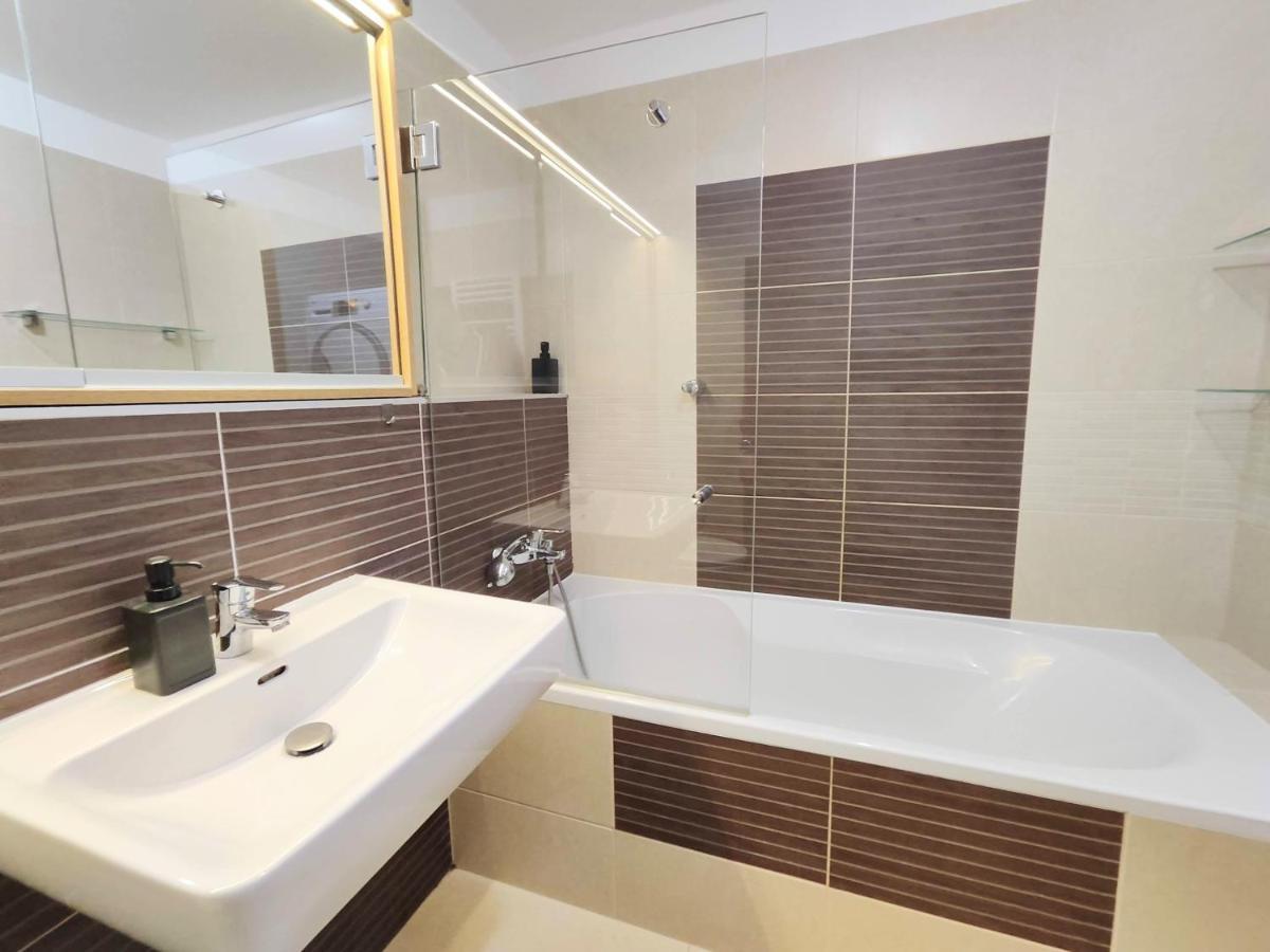 Mills - Free Parking - Balcony With View - Close To Nivy Mall Appartamento